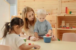 Cubo empuja y cae · Plantoys