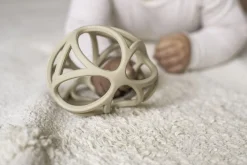 Pelota sensorial silicona arena · Little Dutch