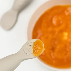 Set 2 cucharas aprendizaje silicona Tiny farm Powder · Done by Deer