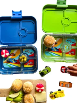 Yumbox Panino 4 compartimentos Green Matcha Race Cars